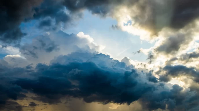 Cielo nuvoloso con raggi di sole che penetrano attraverso le nuvole.