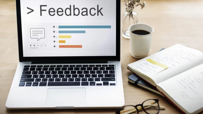 Pc sulla scrivania, sullo schermo viene visualizzato le statistiche di feedback.