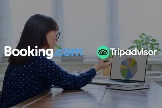 Donna che analizza grafici al computer con i loghi di Booking.com e TripAdvisor in sovraimpressione.