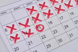 Calendario con giorni segnati da croci rosse che indicano le cancellazioni delle prenotazioni su diverse date.