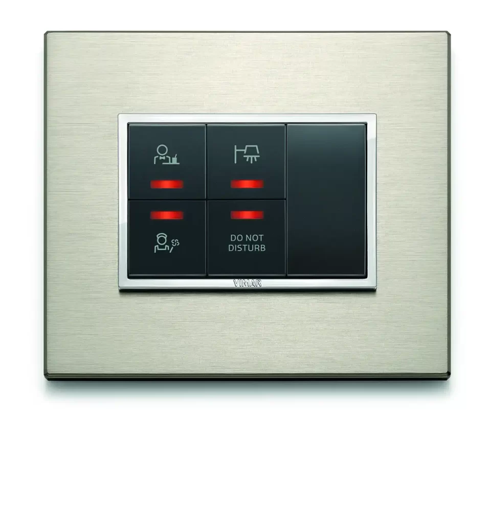 Pannello Vimar per hotel con pulsanti 'Do Not Disturb' e icone di servizio accese in rosso.