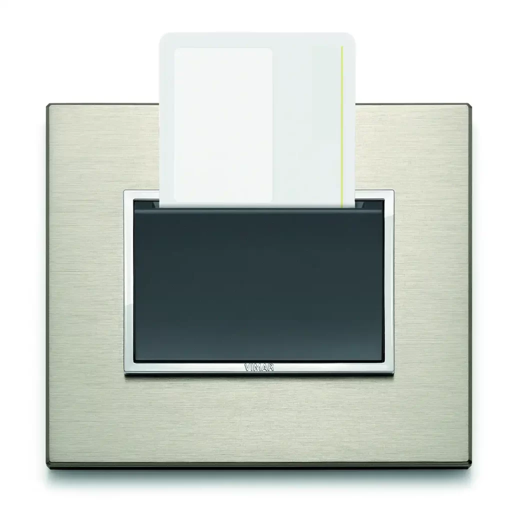 Porta badge Vimar per attivazione corrente in hotel, su placca argentata.